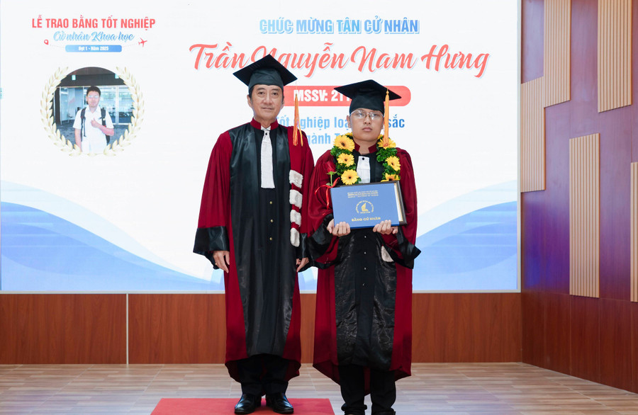 Tân cử nhân Trần Nguyễn Nam Hưng tại buổi lễ tốt nghiệp. Ảnh: HCMUS
