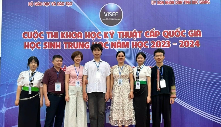 NGƯT Vũ Thị Tố Loan (thứ 3 từ trái sang) cùng học sinh đạt giải Triển vọng Cuộc thi Khoa học kỹ thuật cấp quốc gia năm học 2022 - 2023.