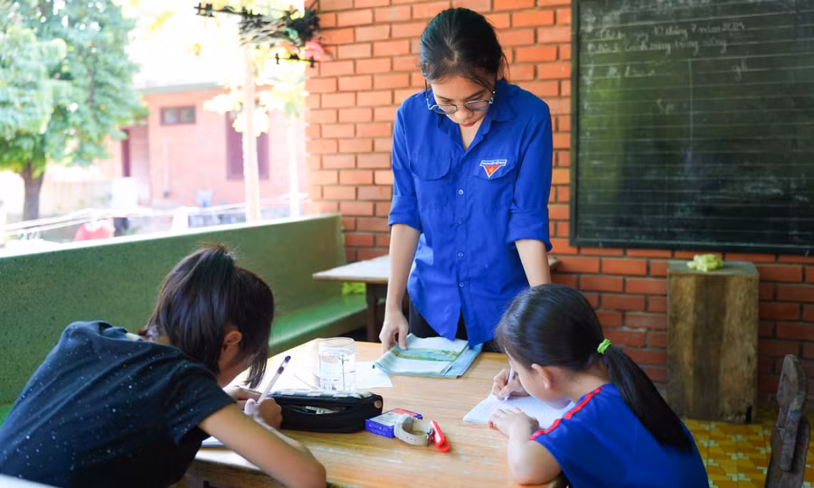 Đội Tình nguyện Hoa phượng đỏ, Trường THPT Hoàng Hoa Thám (Sơn Trà, Đà Nẵng) phụ đạo hè miễn phí cho trẻ em Làng SOS Đà Nẵng. Ảnh: NTCC