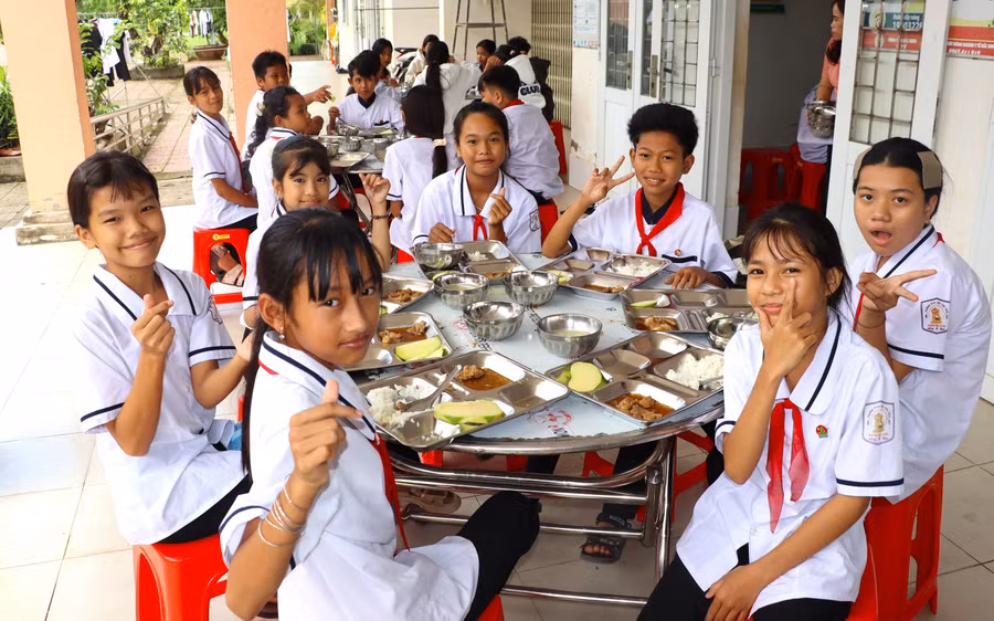 Bữa ăn bán trú tại Trường PTDTNT THCS Danh Thị Tươi. Ảnh: QM