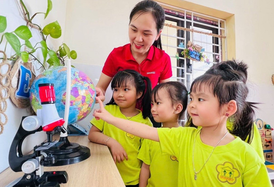 Cô Lê Minh Trang và trẻ lớp 4B2, Trường Mầm non Đồng Thái cùng vui học chủ đề Thế giới quanh ta.