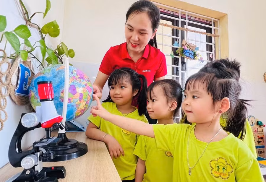 Cô Lê Minh Trang và trẻ lớp 4B2, Trường Mầm non Đồng Thái cùng vui học chủ đề Thế giới quanh ta.