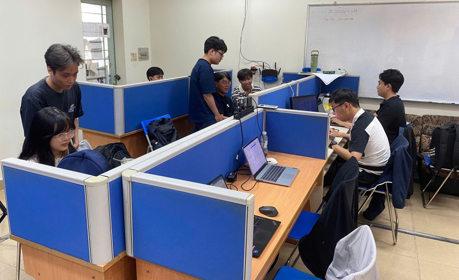 Studenții exersează la laboratorul de cercetare a microcipurilor al Universității de Tehnologie, Universitatea Națională din Vietnam, orașul Ho Chi Minh. Fotografie: NTCC tang-toc-dao-tao-thuc-chien-1.jpg