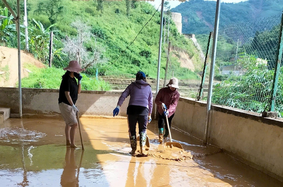 Giáo viên Trường Mầm non Na Phát dọn dẹp bùn đất tại điểm trường Bắng Chộc. truong-lop-vung-cao-hoi-sinh-sau-lu-du-1.jpg