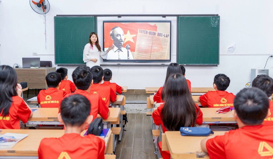 Học sinh Trường THCS & THPT Lương Thế Vinh (cơ sở Yên Hòa, Hà Nội) học với tivi thông minh trên lớp. Ảnh: Khôi Nguyên