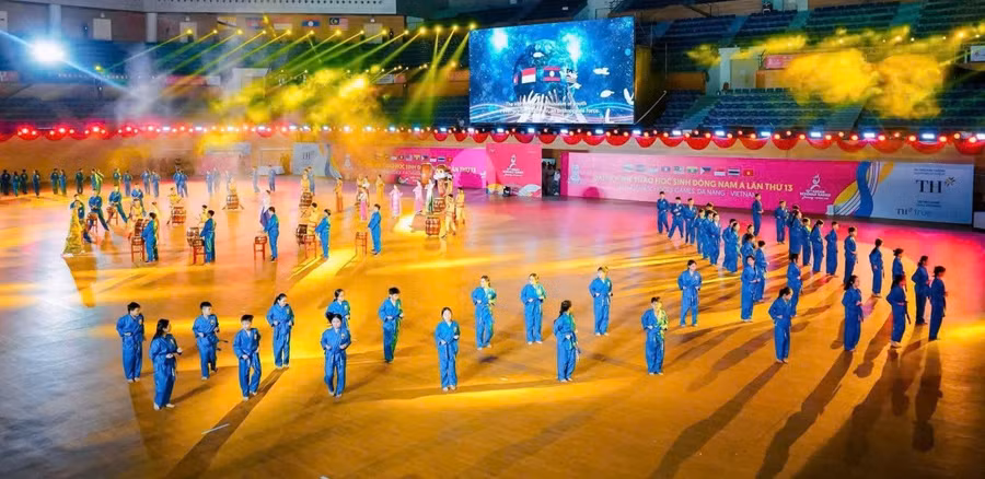Học sinh Trường Tiểu học - THCS Đức Trí biểu diễn võ Vovinam tại Lễ khai mạc Đại hội Thể thao học sinh Đông Nam Á lần thứ 13 năm 2024. 