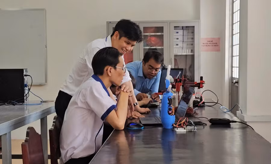 Sinh viên Trường Đại học Kỹ thuật - Công nghệ Cần Thơ trong giờ thực hành. Ảnh: Q. Ngữ