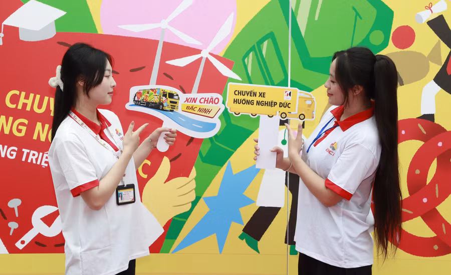 Sinh viên hào hứng khám phá cơ hội học tập, việc làm tại “chuyến xe hướng nghiệp Đức”. 