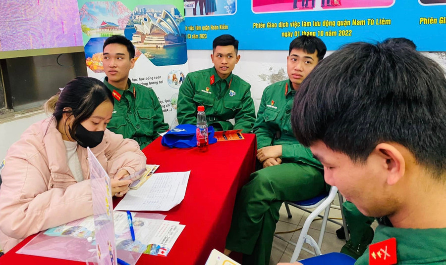 Các chiến sĩ tìm hiểu cơ hội việc làm và học nghề tại phiên giao dịch việc làm chuyên đề dành cho bộ đội xuất ngũ.