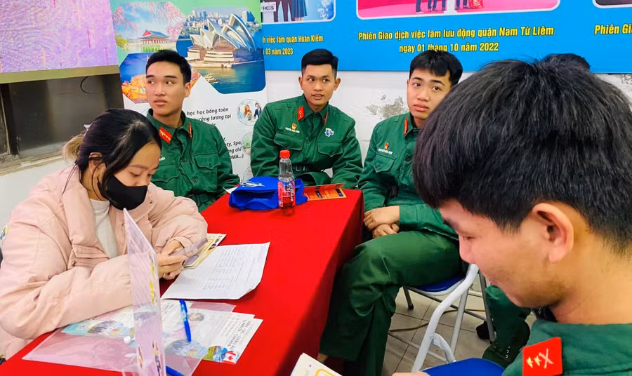 Các chiến sĩ tìm hiểu cơ hội việc làm và học nghề tại phiên giao dịch việc làm chuyên đề dành cho bộ đội xuất ngũ.