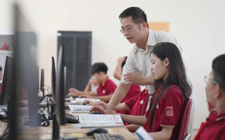 Ứng dụng công nghệ vào giảng dạy cũng đặt ra nhiều hệ lụy đến sức khỏe tâm lý của học sinh. Ảnh: Xuân Phú