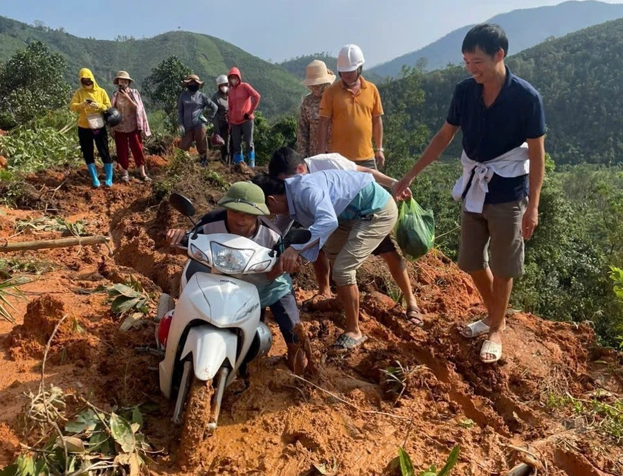 Đường vào Trường TH và THCS Đại Dực 1 sạt lở nghiêm trọng. Ảnh: Đ.T