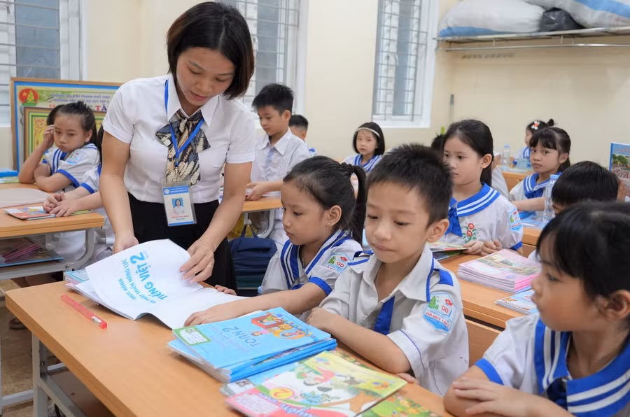 Cô và trò Trường Tiểu học Hà Huy Tập 2, phường Vinh Phú, Nghệ An. Ảnh: Hồ Lài