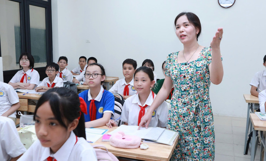 Cô và trò Trường THCS Tô Vĩnh Diện (Ô Chợ Dừa, Hà Nội) trong giờ học Ngữ văn. Ảnh: Đình Tuệ sach-giao-khoa-thong-nhat-2.jpg
