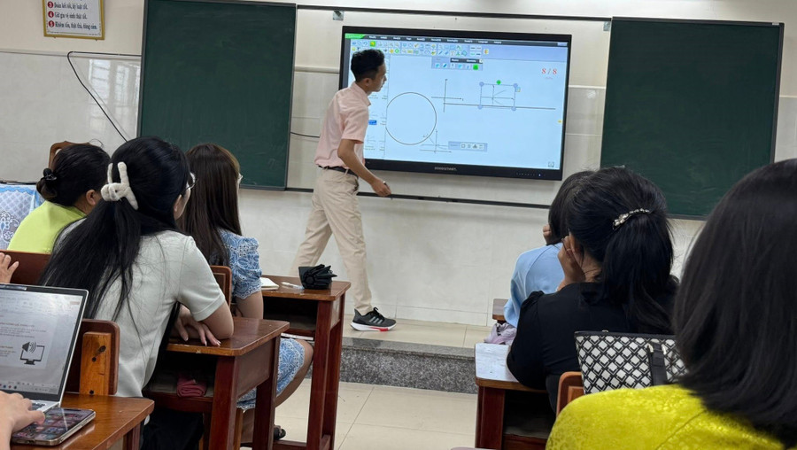 Trường THCS Tây Sơn tập huấn sử dụng màn hình tương tác INNOSMART trong dạy học ứng dụng công nghệ thông tin. Ảnh: PV sach-giao-khoa-thong-nhat-1.jpg
