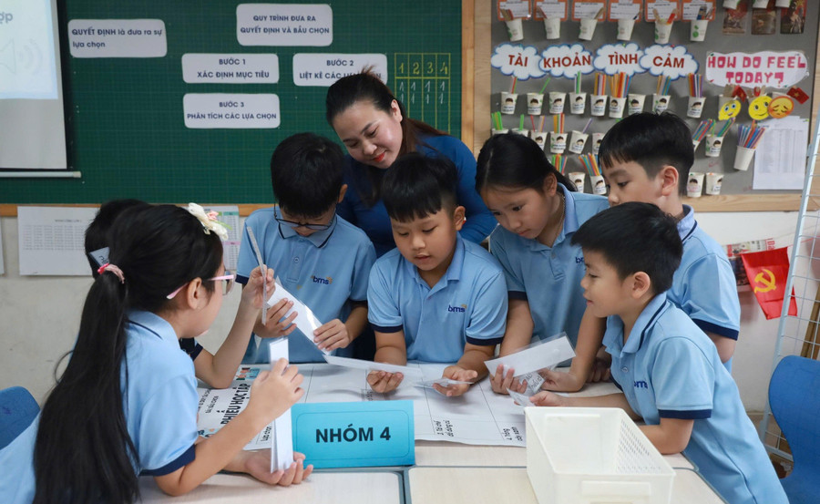 Cô trò Trường THCS-THPT Ban Mai (Kiến Hưng, Hà Nội) trong buổi học đầu tiên sau nghỉ Tết Nguyên đán Bính Ngọ. Ảnh: NTCC