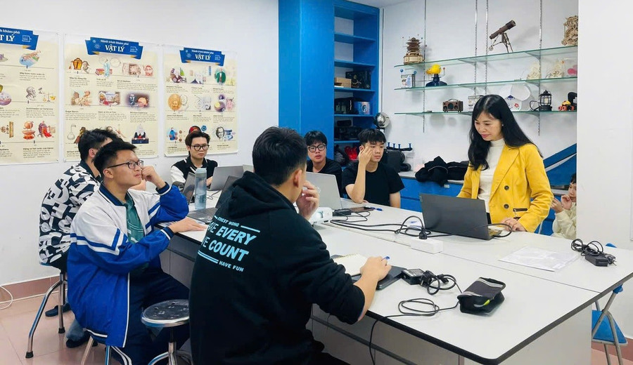 Cô Nguyễn Thị Vân Anh (Trường Đại học CMC) và học trò tại một lớp học STEM. Ảnh: NVCC nha-giao-nu-thap-lua-stem-3.jpg