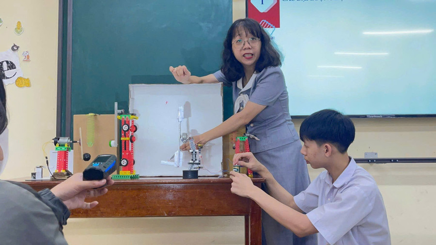 Cô Phạm Nguyễn Trang Ngân và học sinh Trường THPT A Lưới trong một buổi học STEM. Ảnh: NVCC