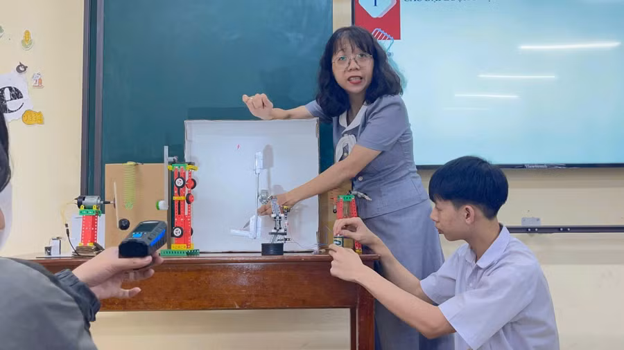 Cô Phạm Nguyễn Trang Ngân và học sinh Trường THPT A Lưới trong một buổi học STEM. Ảnh: NVCC
