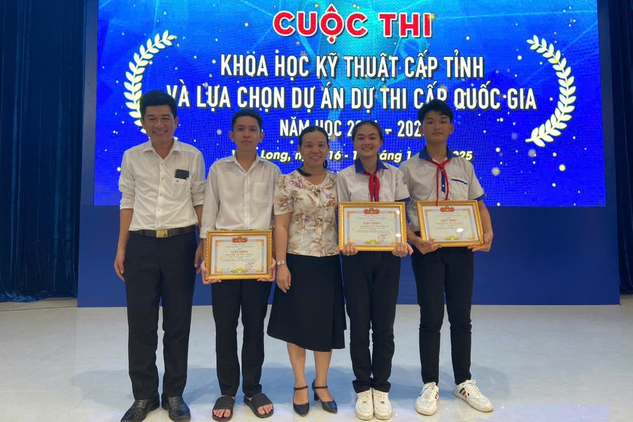 Cô Huỳnh Thị Thúy Hằng và nhóm học sinh Trường THCS Lưu Văn Mót (xã Quới Thiện, Vĩnh Long) có dự án đoạt giải Nhì Cuộc thi Khoa học kỹ thuật cấp tỉnh. Ảnh: NVCC nha-giao-nu-thap-lua-stem3.jpg