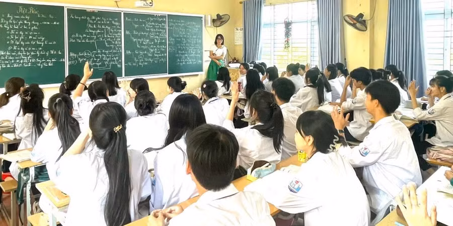 Cô Nguyễn Thị Giang Hương và học sinh trong giờ ôn tập trước Kỳ thi tốt nghiệp THPT năm 2026. Ảnh: NVCC