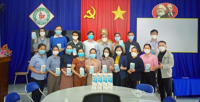 Tập thể giáo viên Trường Tiểu học & THCS Ba Lế tiếp nhận quà tặng của nhà tài trợ hỗ trợ cho việc dạy học trực tuyến trong giai đoạn dịch Covid-19 bùng phát. Ảnh: NVCC nu-nha-giao-vung-kho-6.jpg