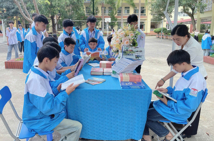 Học sinh Trường THPT Chu Văn An tích cực đọc sách.