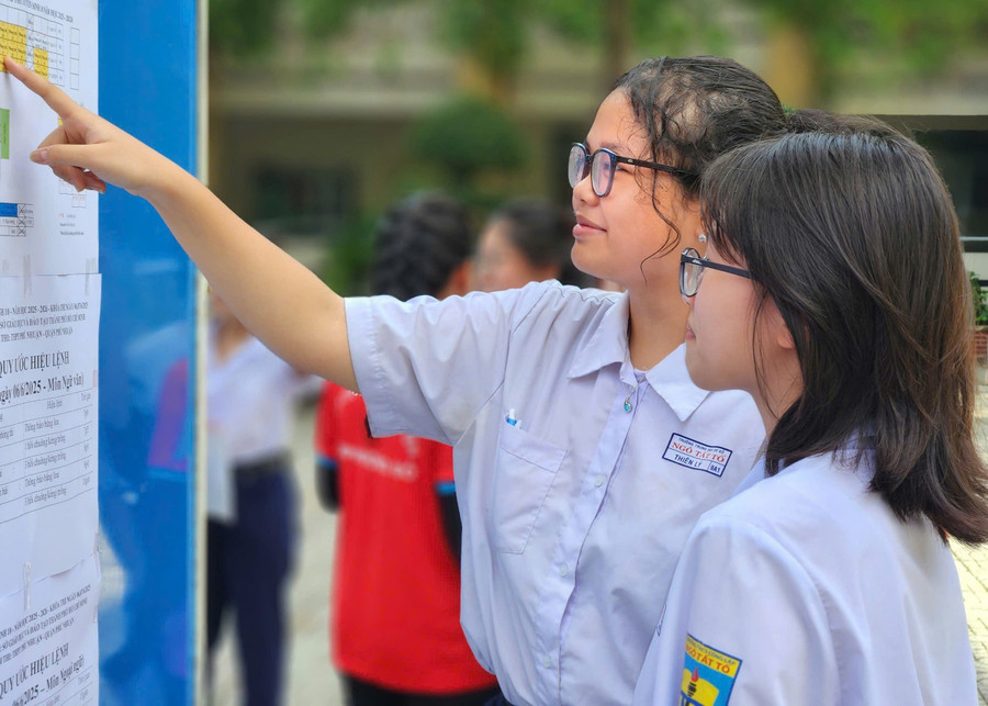 Tỷ lệ học sinh mắc bệnh lý về mắt có xu hướng tăng. Ảnh minh họa: LN