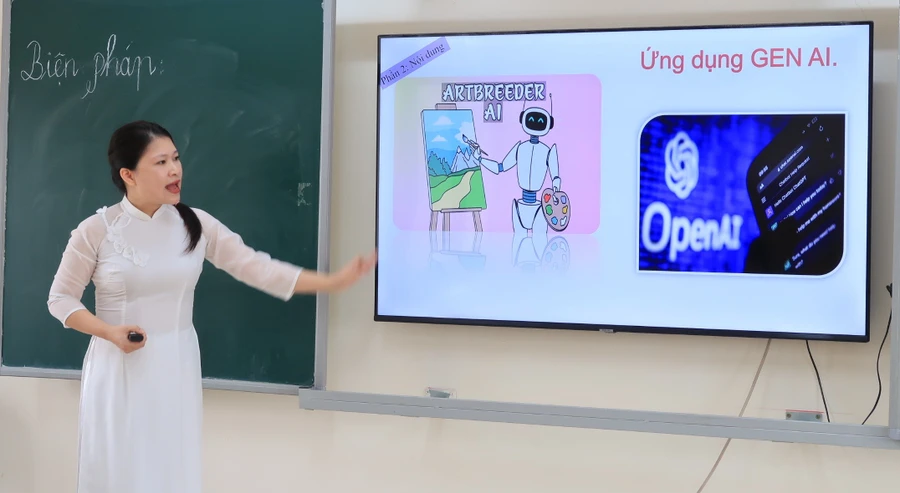Cô Trịnh Thị Huyền trình bày biện pháp giáo dục hiện đại trước Ban giám khảo trong Cuộc thi Giáo viên dạy giỏi cấp thành phố.