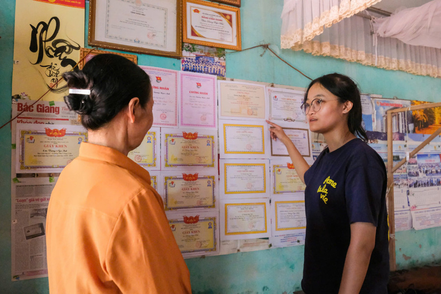 Những giấy khen được Dương Ngọc Ánh và bà treo trang trọng trong căn nhà nhỏ.