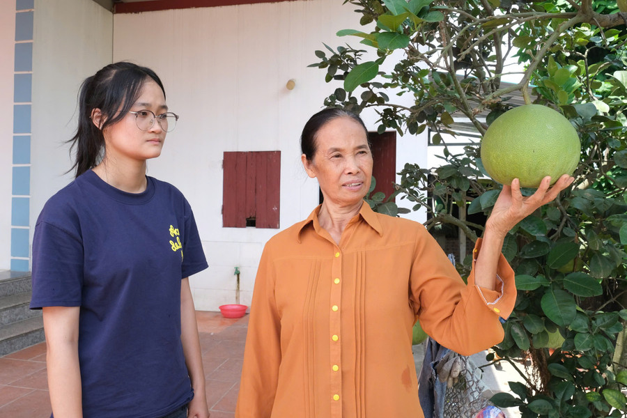 Em Dương Ngọc Ánh và bà ngoại. nu-sinh-ngheo-chinh-phuc-giang-duong-y-khoa-1.jpg