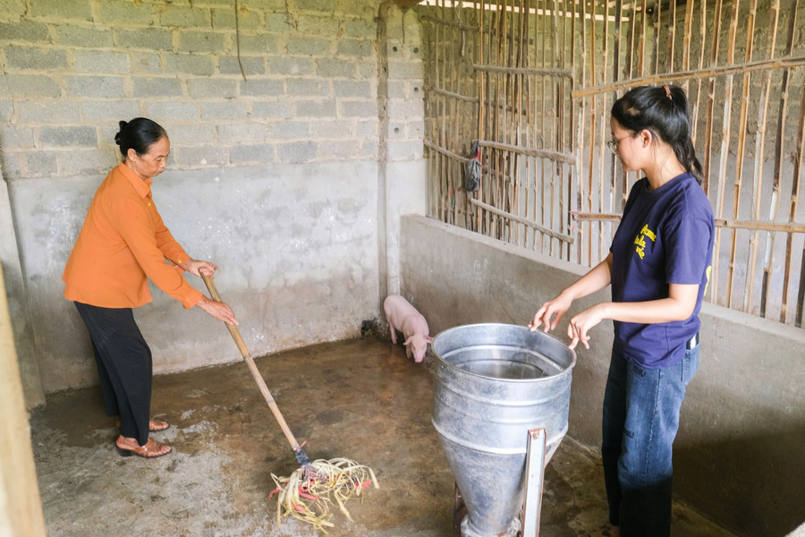 Ngoài giờ học, Dương Ngọc Ánh chăm chỉ làm việc nhà. nu-sinh-ngheo-chinh-phuc-giang-duong-y-khoa-3.jpg