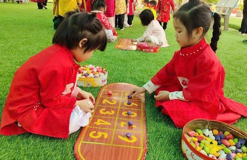 Các hoạt động chứa đựng văn hóa dân gian sẽ giúp trẻ thấm nhuần hơn tinh thần yêu nước. Ảnh minh họa: ITN.