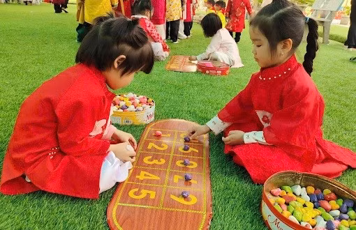 Các hoạt động chứa đựng văn hóa dân gian sẽ giúp trẻ thấm nhuần hơn tinh thần yêu nước. Ảnh minh họa: ITN.