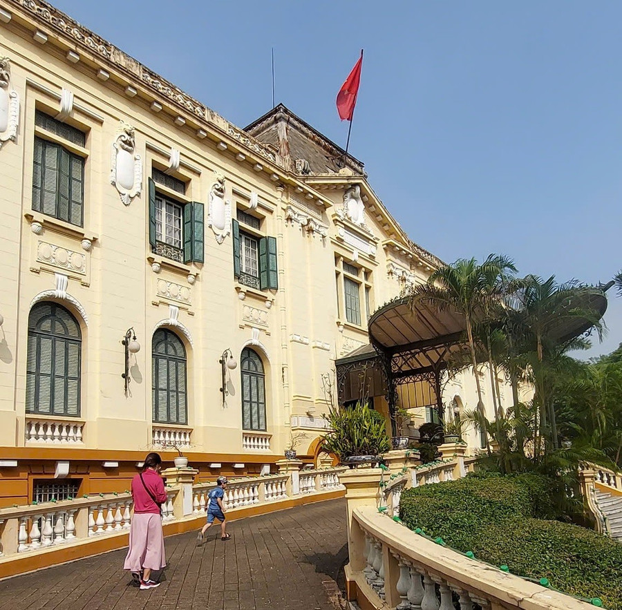 Cùng mẹ đến tham quan di tích cách mạng Bắc Bộ phủ (Hà Nội). Ảnh: Bình Thanh. cung-con-gin-giu-gia-tri-truyen-thong3.jpg