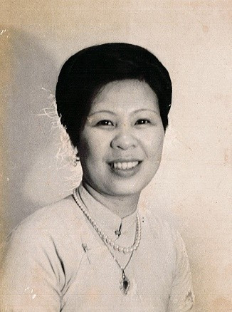 Mẹ tác giả vấn khăn, mặc áo dài truyền thống. Ảnh: GĐCC pham-chat-trong-loi-ran-cua-me-2.jpg