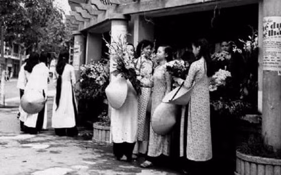 Thiếu nữ Hà Nội tại quầy bán hoa tươi góc phố Hàng Khay - Đinh Tiên Hoàng. Ảnh tư liệu