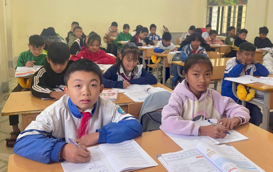 Lò Thái Trường (bên trái) chăm chỉ học tập, kiên trì vượt qua bạo bệnh.