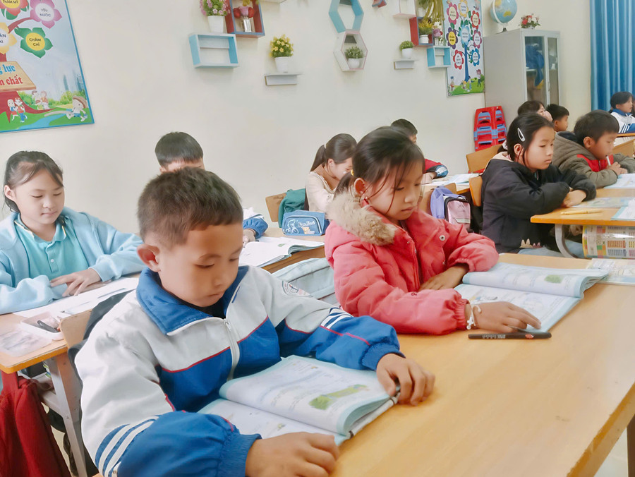 ວັງດິ່ງພົງ (ເຄື່ອງແບບ) ຍາມໃດກໍສູ້ຊົນຜ່ານຜ່າຄວາມຫຍຸ້ງຍາກເພື່ອຮ່ຳຮຽນ. nang-buoc-em-toi-truong-3.jpg