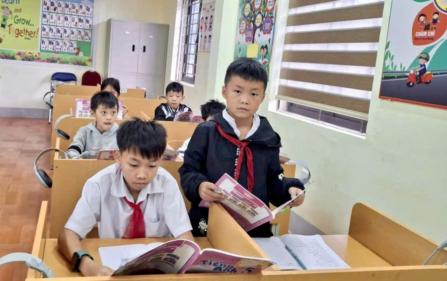 Sung A San (ເສື້ອຊ້ໍາ) ຫວັງວ່າຈະຊອກຫາວຽກເຮັດງານທໍາທີ່ຫມັ້ນຄົງໃນອະນາຄົດເພື່ອສະຫນັບສະຫນູນແມ່ຂອງລາວ. nang-buoc-em-toi-truong-4.jpg