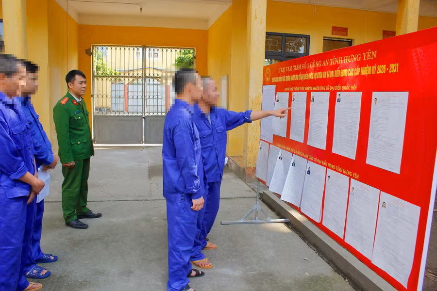 Người bị tạm giữ, tạm giam tại Trại tạm giam số 1 (Công an tỉnh Hưng Yên) tích cực tìm hiểu thông tin về các ứng cử viên thông qua danh sách được niêm yết công khai.