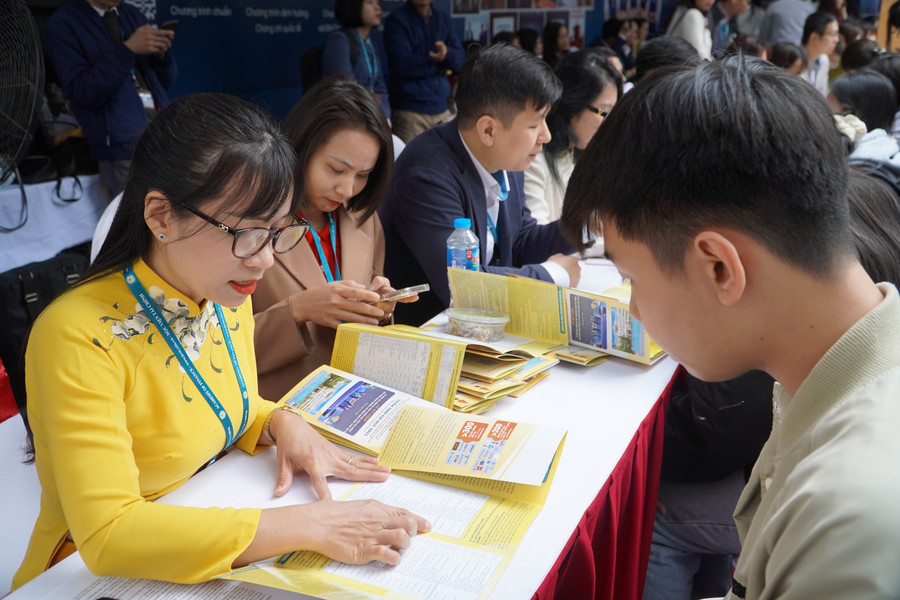 Hoạt động tư vấn tại Ngày hội tư vấn tuyển sinh, hướng nghiệp năm 2025. Ảnh: TG
