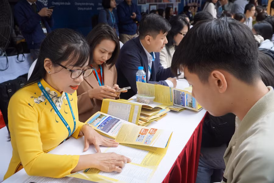 Hoạt động tư vấn tại Ngày hội tư vấn tuyển sinh, hướng nghiệp năm 2025. Ảnh: TG