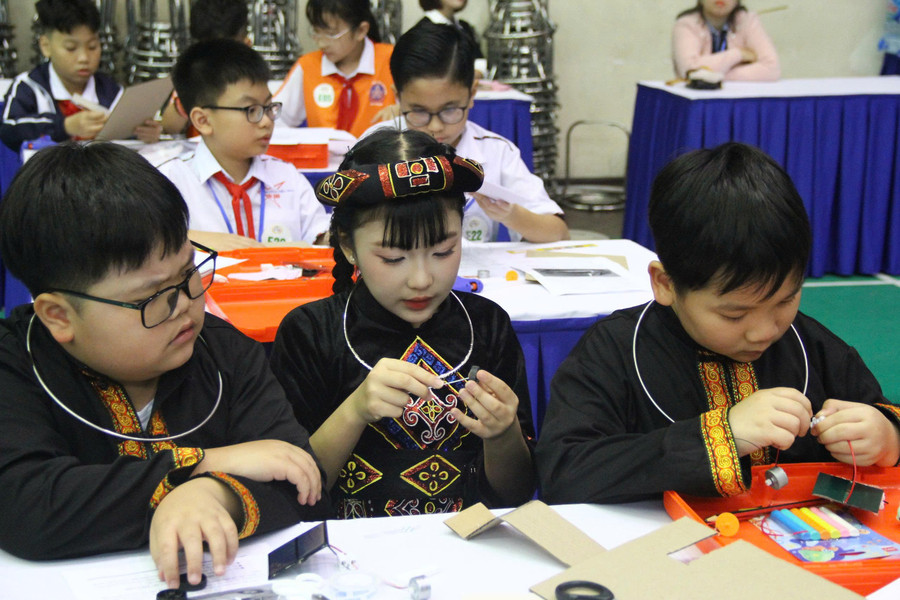 Học sinh Trường THCS Vĩnh Hưng (Hà Nội) tham gia ngày hội trải nghiệm trí tuệ nhân tạo và robotics. Ảnh: Minh Phong