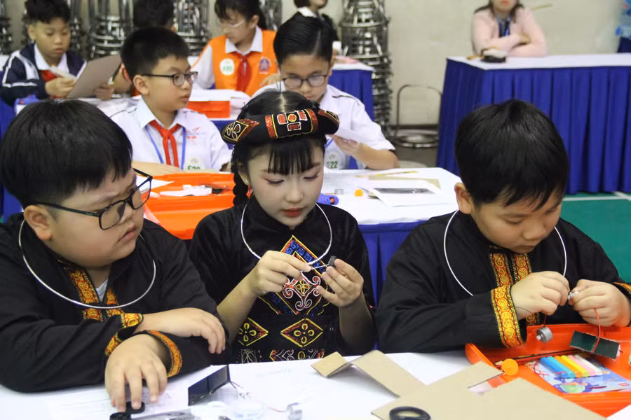 Học sinh Trường THCS Vĩnh Hưng (Hà Nội) tham gia ngày hội trải nghiệm trí tuệ nhân tạo và robotics. Ảnh: Minh Phong