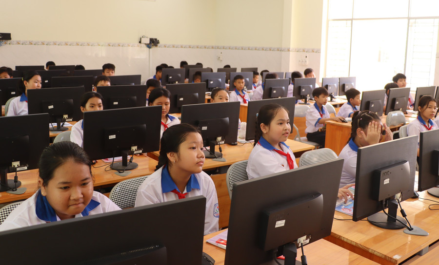 Một tiết học môn Tin học tại Trường THCS Trần Phú. 