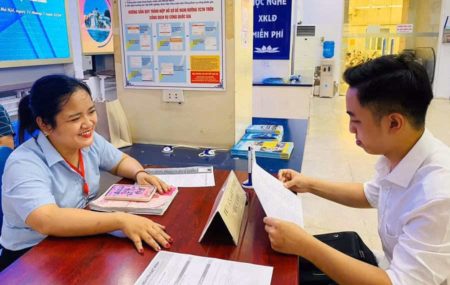 Lao động xuất khẩu về nước tìm kiếm cơ hội nghề nghiệp tại sàn giao dịch việc làm.