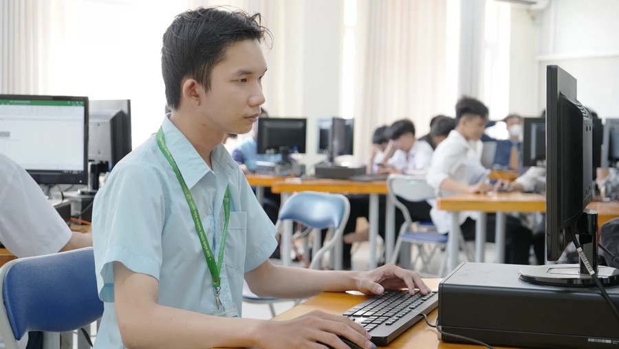 Sinh viên Trường Cao đẳng Công Thương miền Trung (MITC) trong giờ thực hành. Ảnh: ITN