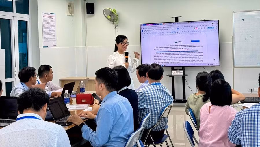 Hoạt động kiến tập, thực tập của khóa bồi dưỡng nghiệp vụ kiểm định viên giáo dục đại học và cao đẳng sư phạm. Ảnh: Trung tâm Kiểm định chất lượng giáo dục (Đại học Quốc gia Hà Nội)