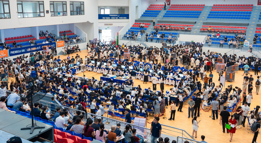 Tân sinh viên nhập học vào Đại học Phenikaa. Ảnh: NTCC danh-gia-bang-ho-so-nang-luc.jpg